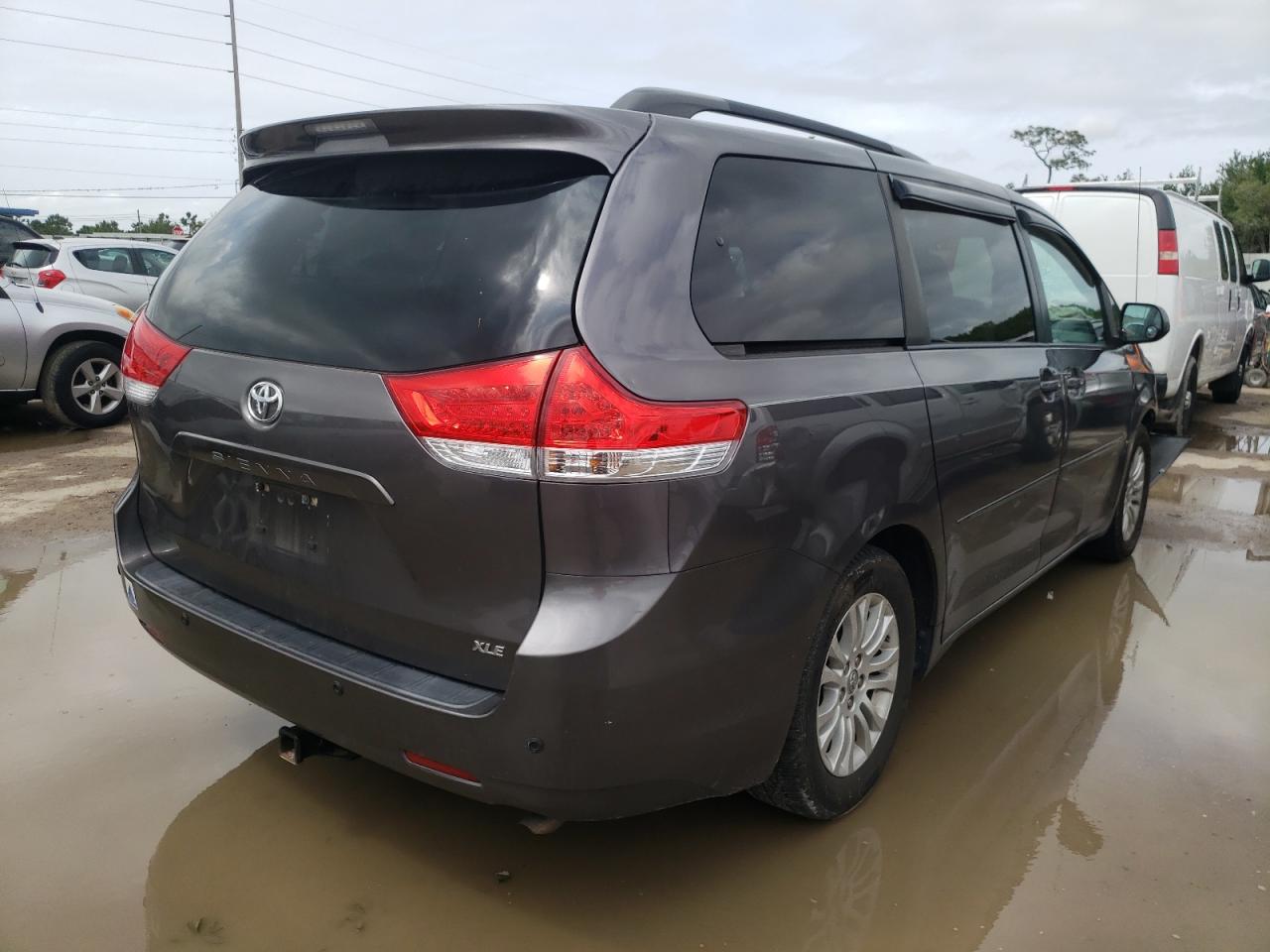 Photo 4 from auction – 2013 TOYOTA SIENNA XLE with VIN 5TDYK3DCXDS359345