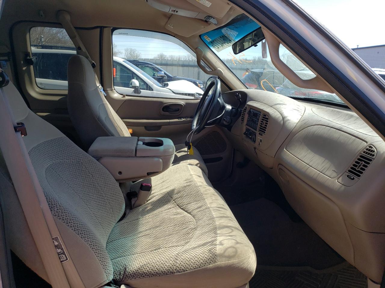 Photo 5 from auction – 2000 FORD F150 with VIN 1FTRX17W0YNB96510