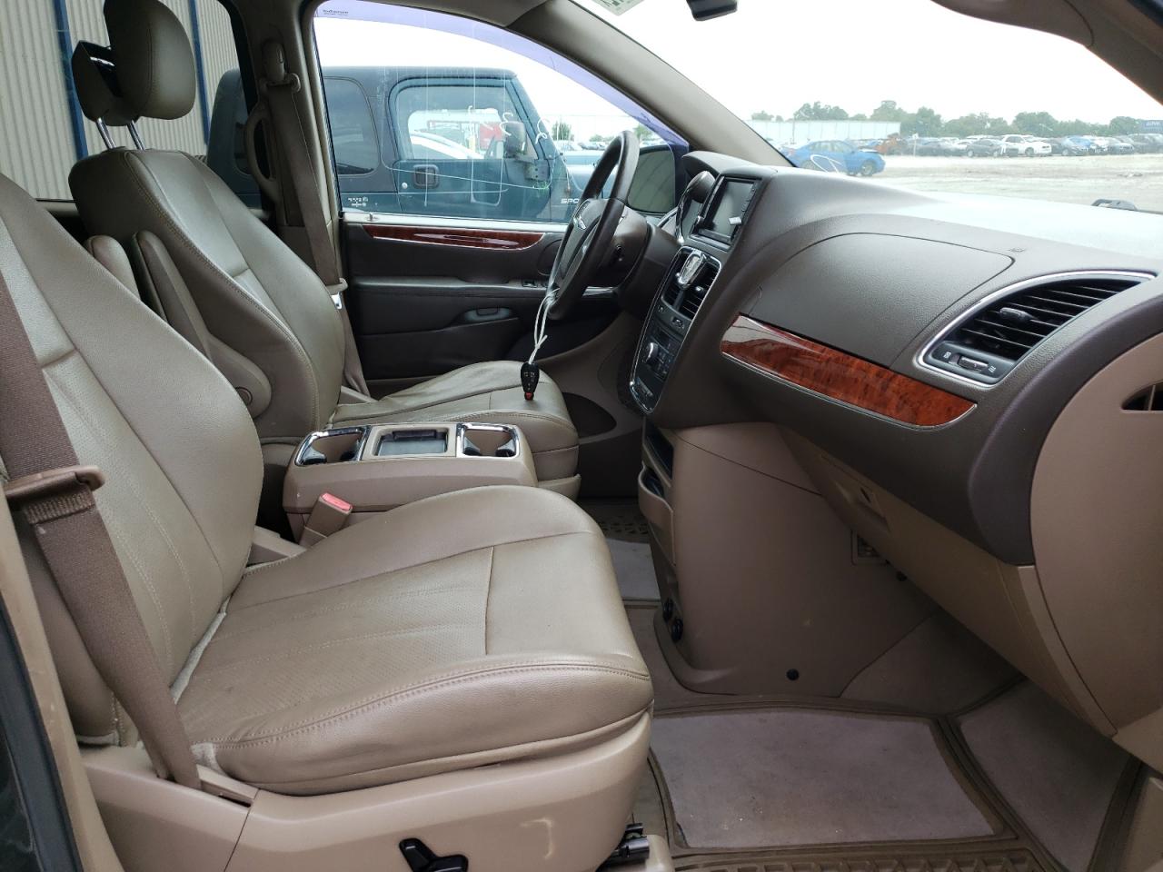 Photo 5 from auction – 2012 CHRYSLER TOWN & COU with VIN 2C4RC1BG6CR350709