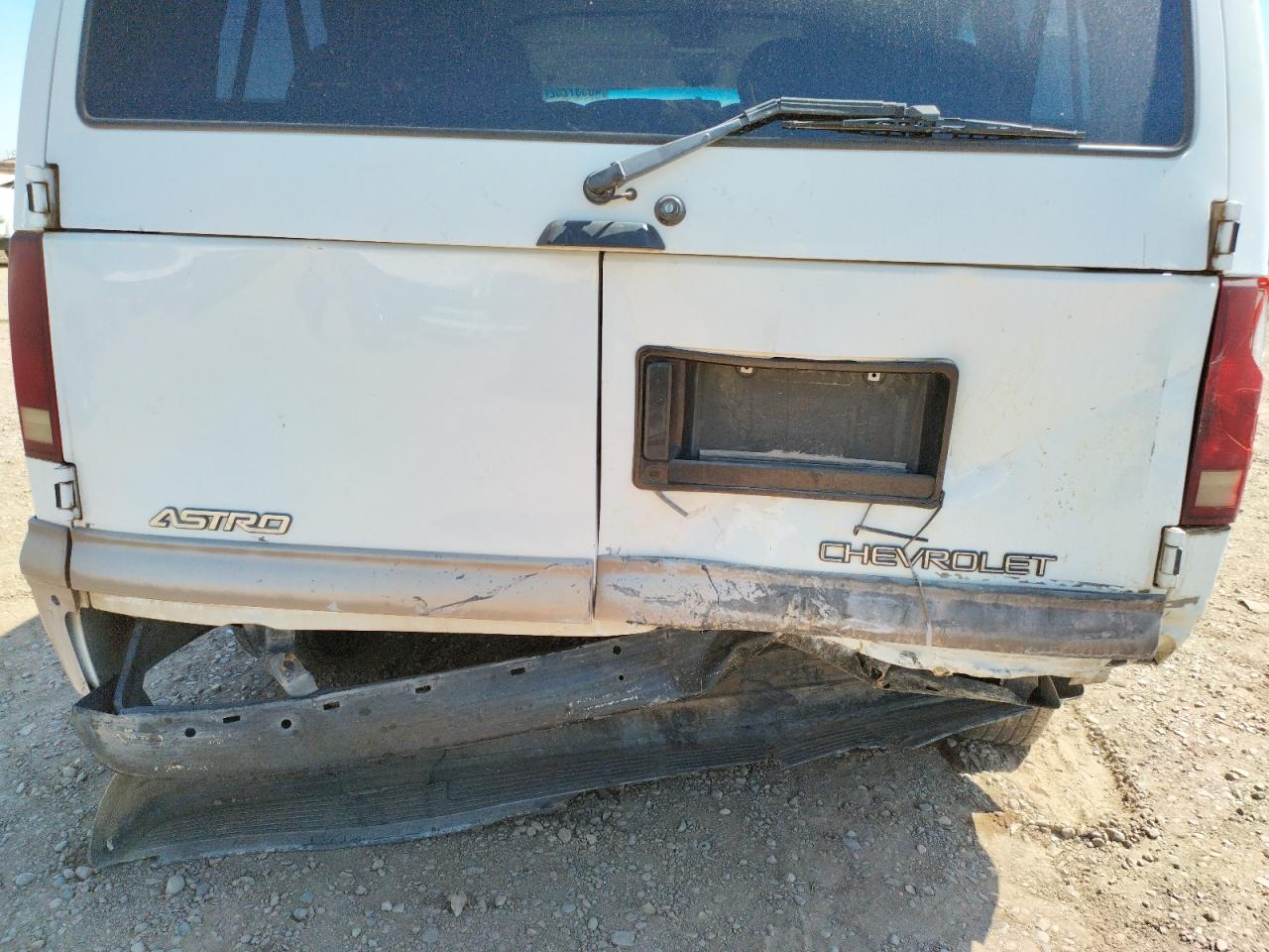 Photo 9 from auction – 2000 CHEVROLET ASTRO with VIN 1GNDM19W9YB117537