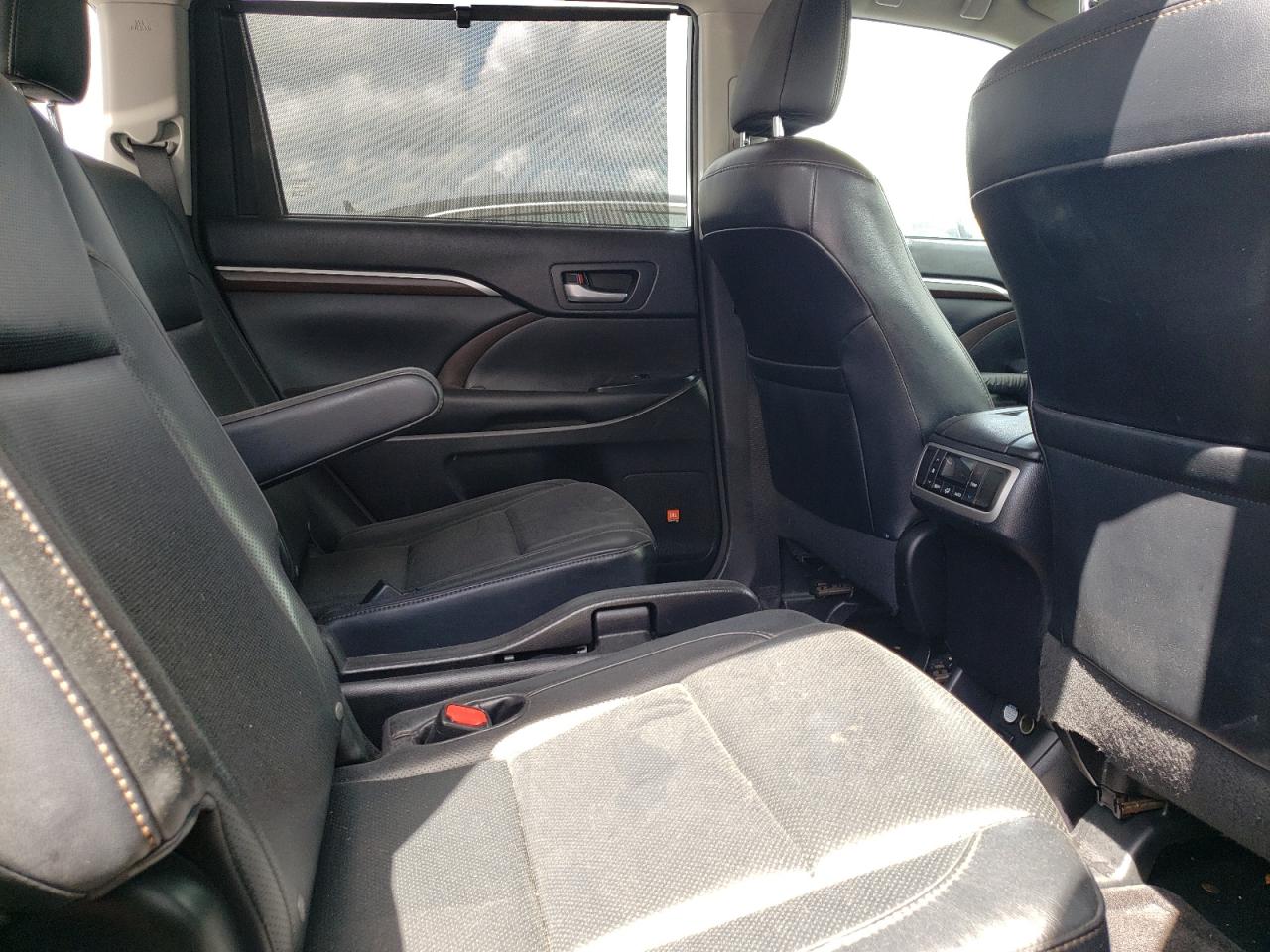 Photo 6 from auction – 2015 TOYOTA HIGHLANDER with VIN 5TDDKRFH7FS212316