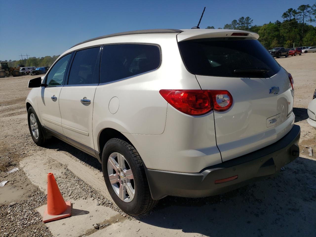 Photo 3 from auction – 2011 CHEVROLET TRAVERSE L with VIN 1GNKRGED2BJ207397