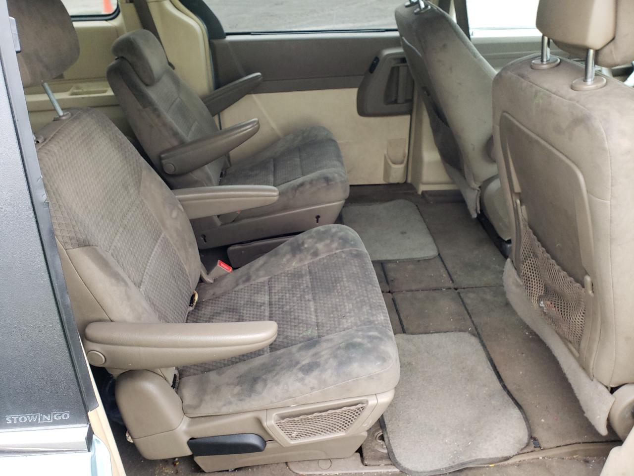 Photo 6 from auction – 2010 CHRYSLER TOWN & COU with VIN 2A4RR2D12AR436703