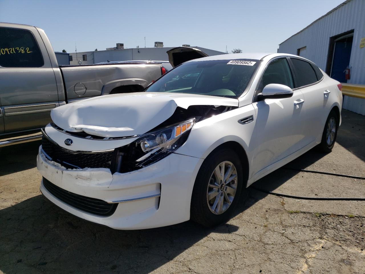Photo 2 from auction – 2016 KIA OPTIMA LX with VIN KNAGT4L36G5117689