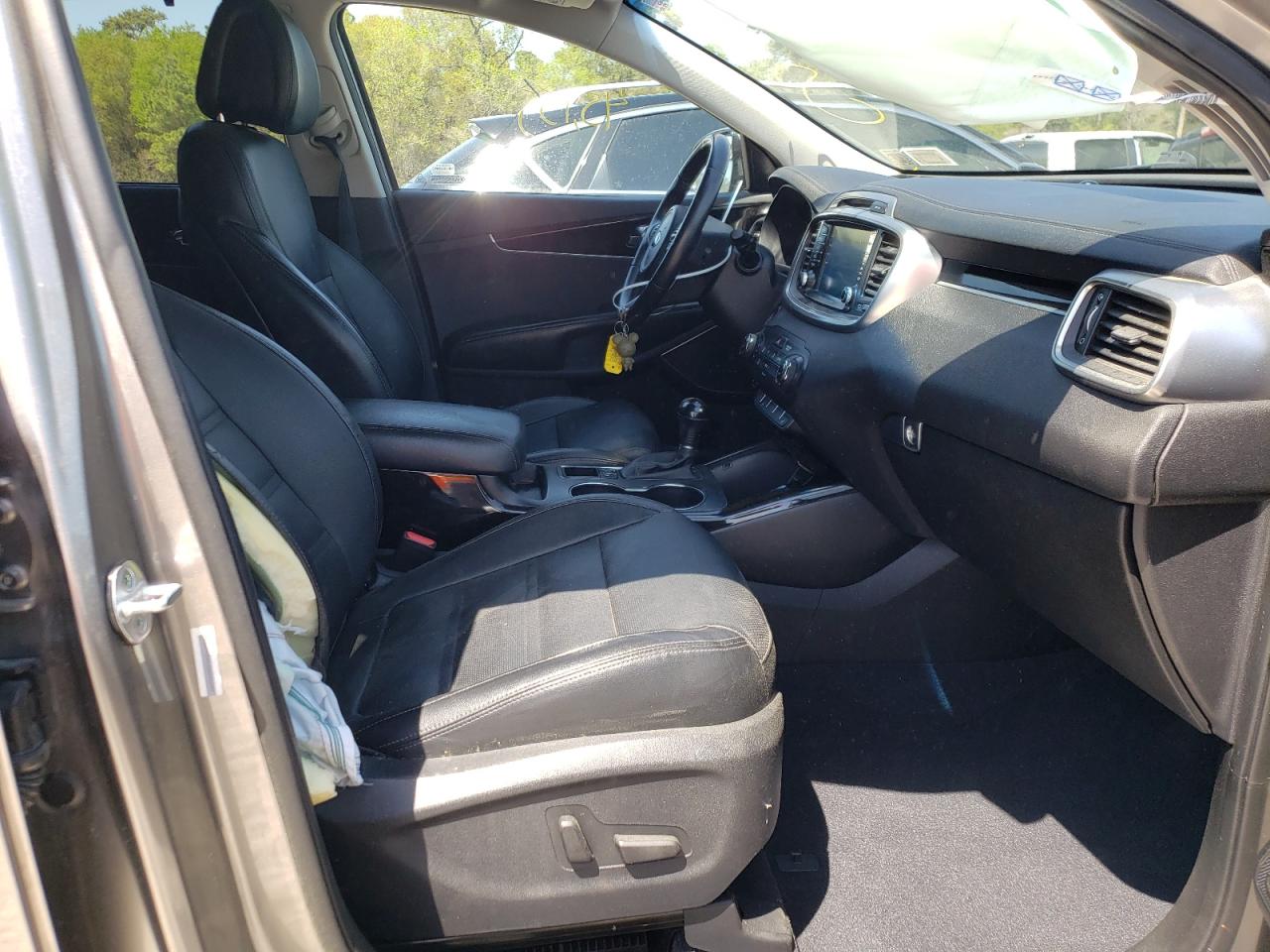 Photo 5 from auction – 2016 KIA SORENTO SX with VIN 5XYPKDA53GG026249