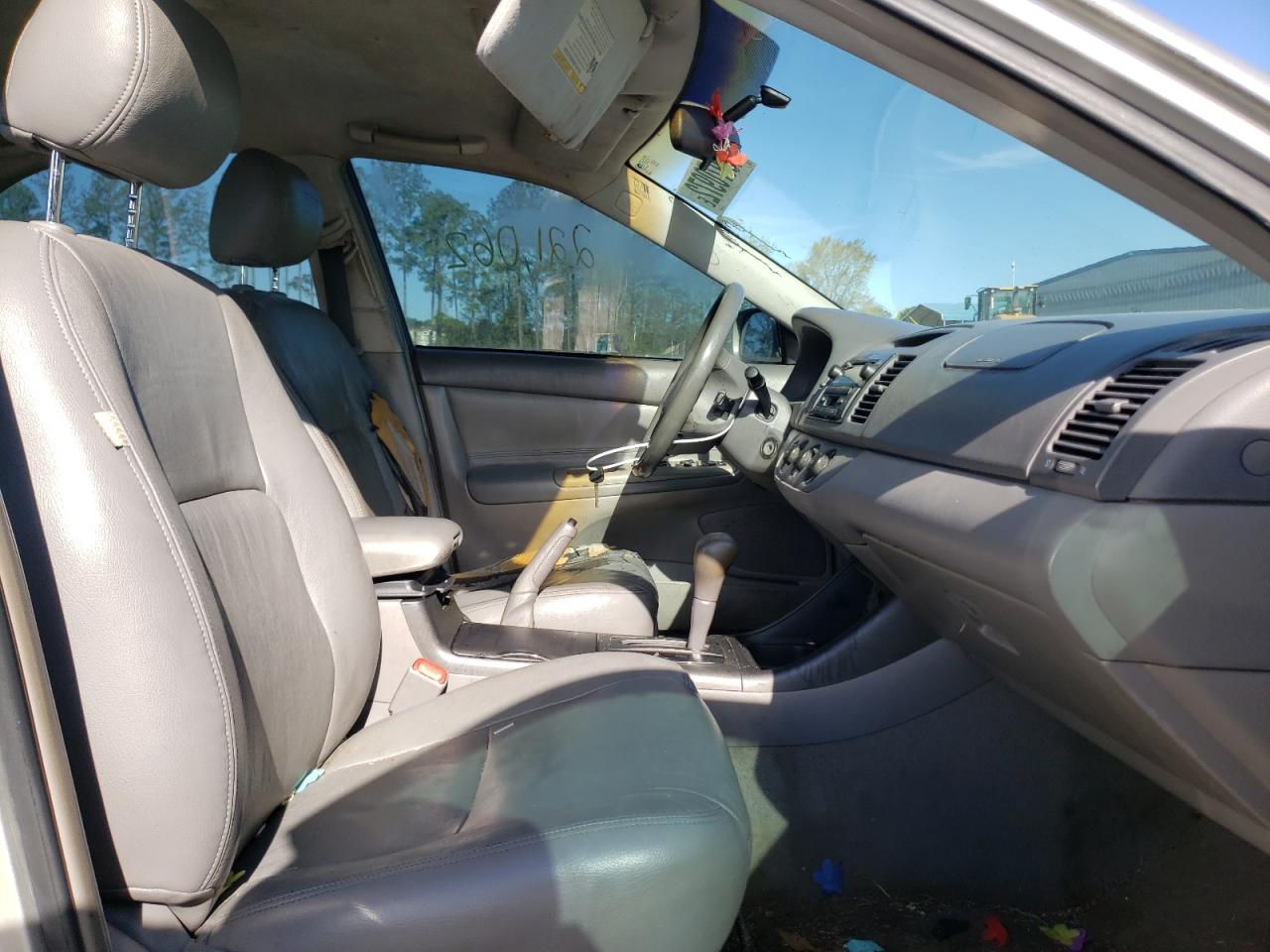 Photo 5 from auction – 2004 TOYOTA CAMRY LE with VIN 4T1BE30K24U931994