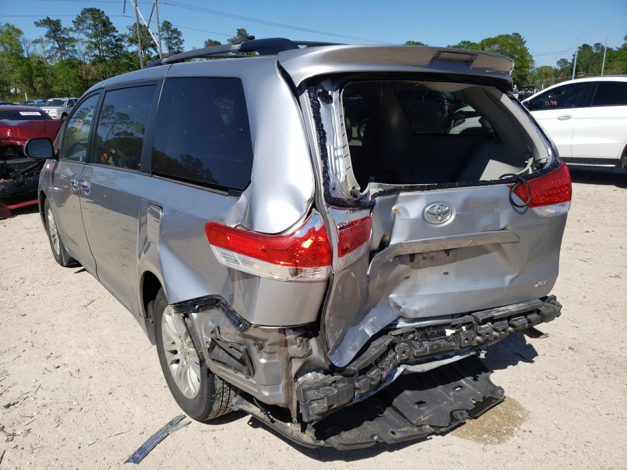 Photo 3 from auction – 2011 TOYOTA SIENNA XLE with VIN 5TDYK3DC8BS099542