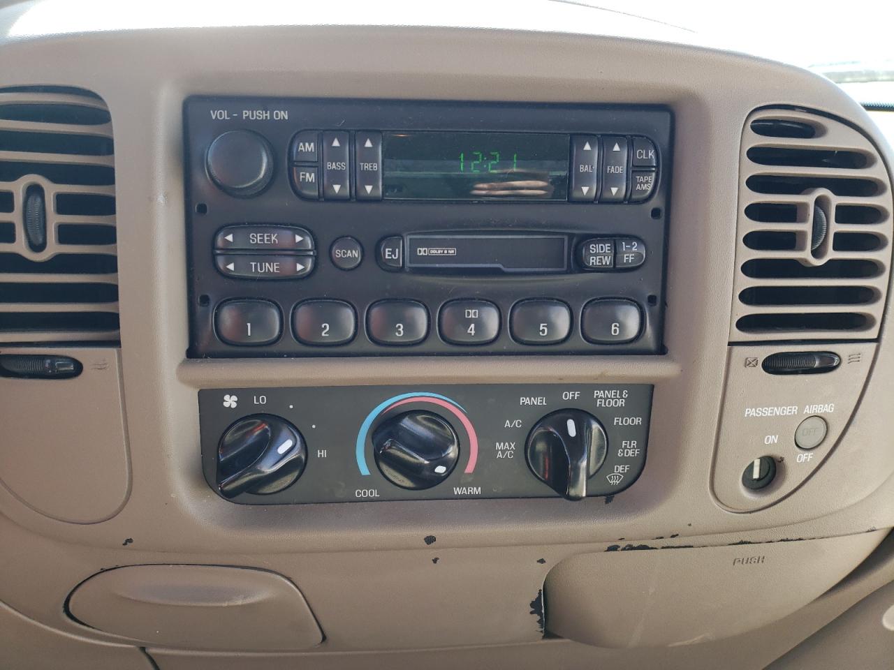 Photo 9 from auction – 2000 FORD F150 with VIN 1FTRX17W0YNB96510