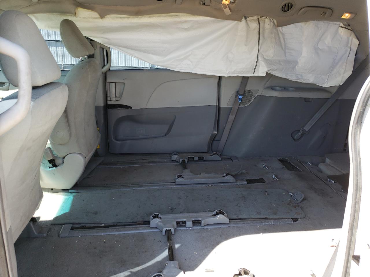 Photo 6 from auction – 2011 TOYOTA SIENNA with VIN 5TDZK3DC3BS018578