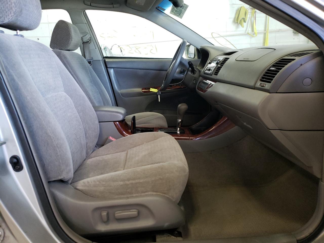 Photo 5 from auction – 2002 TOYOTA CAMRY LE with VIN 4T1BE32K22U079284