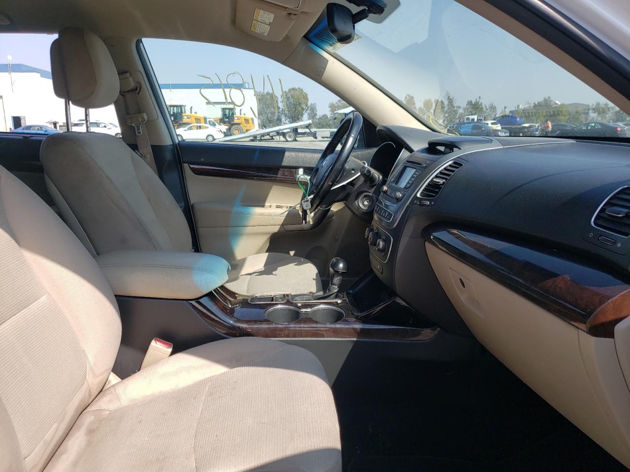 Photo 5 from auction – 2014 KIA SORENTO LX with VIN 5XYKTCA60EG540549