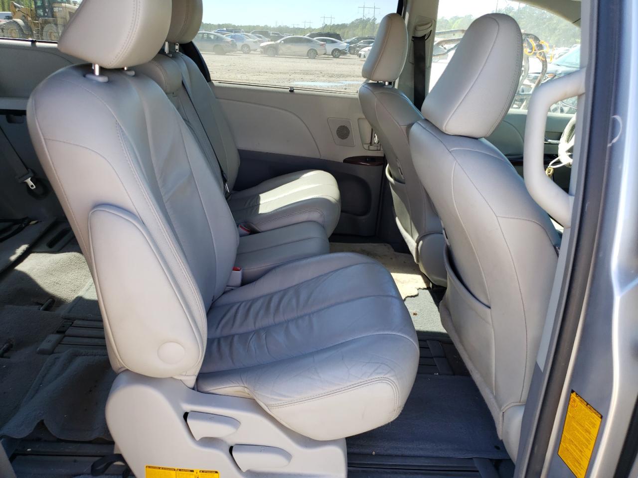 Photo 6 from auction – 2011 TOYOTA SIENNA XLE with VIN 5TDYK3DC8BS099542
