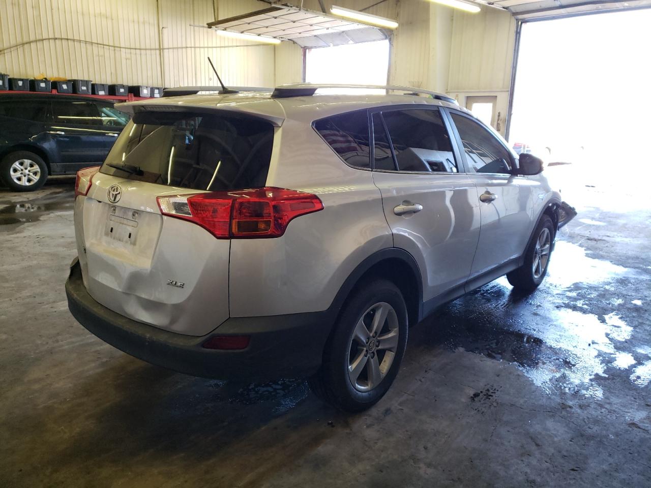 Photo 4 from auction – 2015 TOYOTA RAV4 XLE with VIN 2T3WFREV8FW168944