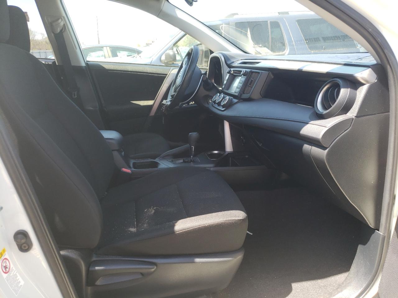 Photo 5 from auction – 2017 TOYOTA RAV4 LE with VIN JTMBFREV0HJ122153