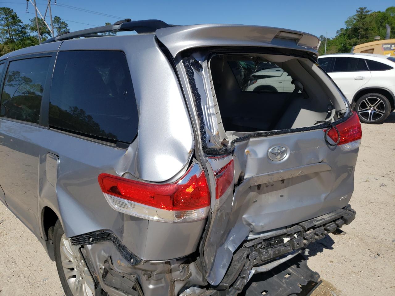 Photo 9 from auction – 2011 TOYOTA SIENNA XLE with VIN 5TDYK3DC8BS099542