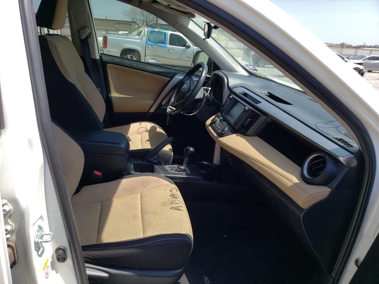 Photo 5 from auction – 2017 TOYOTA RAV4 XLE with VIN JTMWFREV6HJ719082