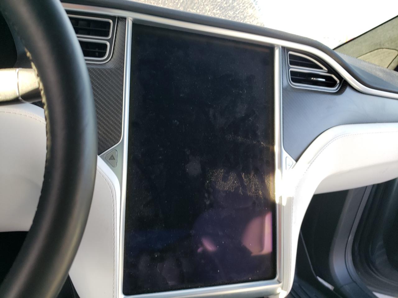 Photo 8 from auction – 2018 TESLA MODEL X with VIN 5YJXCDE4XJF090107