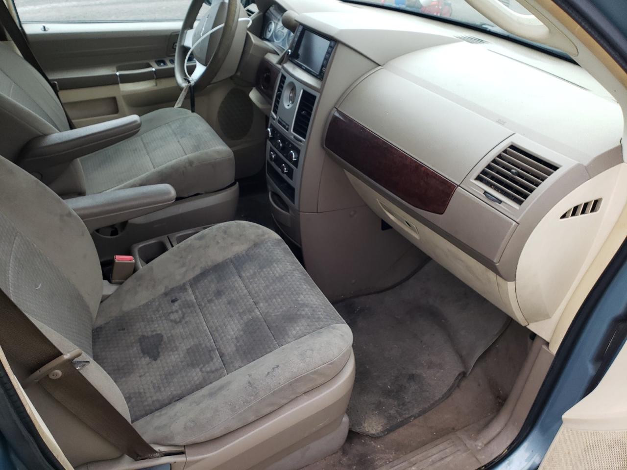 Photo 5 from auction – 2010 CHRYSLER TOWN & COU with VIN 2A4RR2D12AR436703