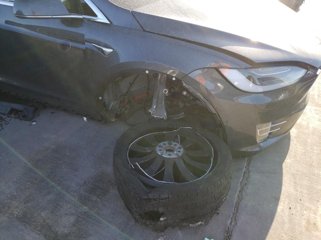 Photo 9 from auction – 2018 TESLA MODEL X with VIN 5YJXCDE4XJF090107