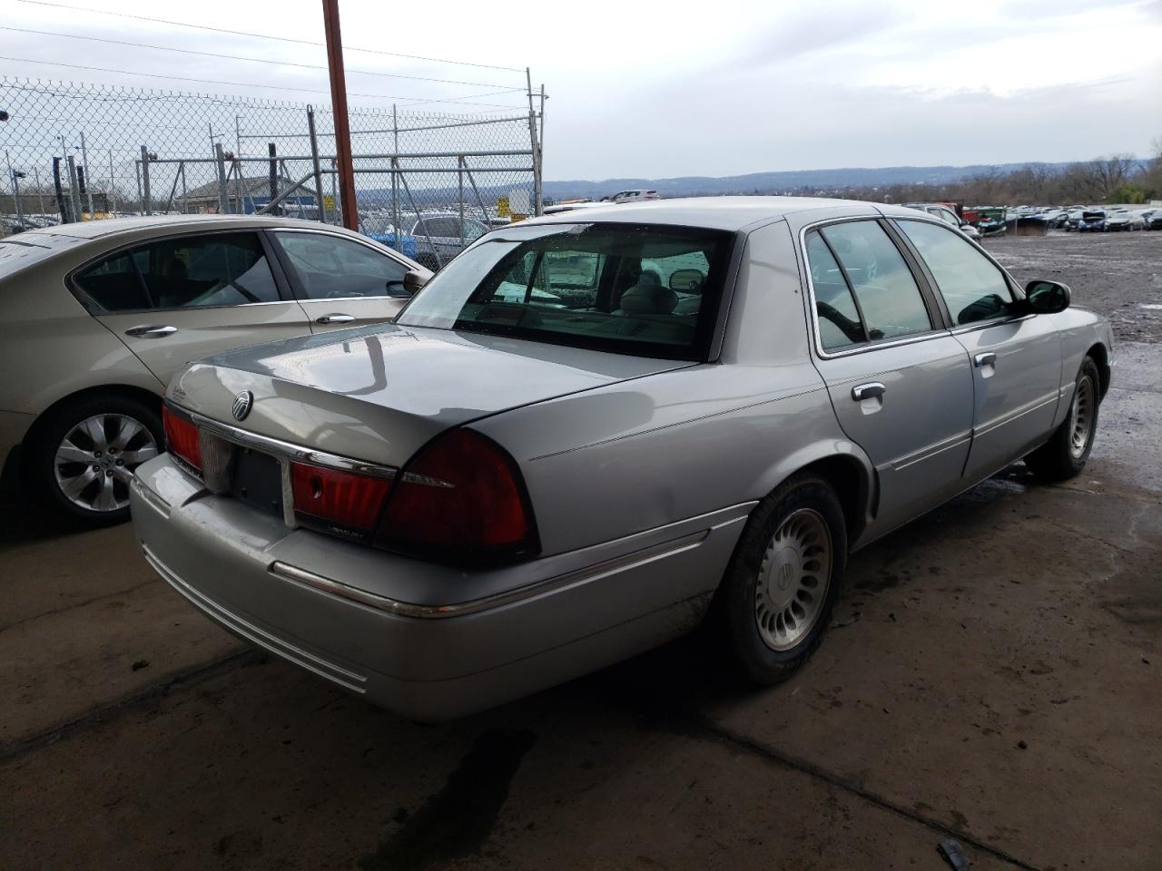 Photo 4 from auction – 2001 MERCURY GRAND MARQ with VIN 2MEFM75W61X696711
