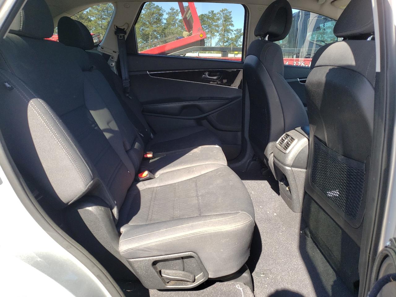 Photo 6 from auction – 2016 KIA SORENTO LX with VIN 5XYPG4A35GG045546