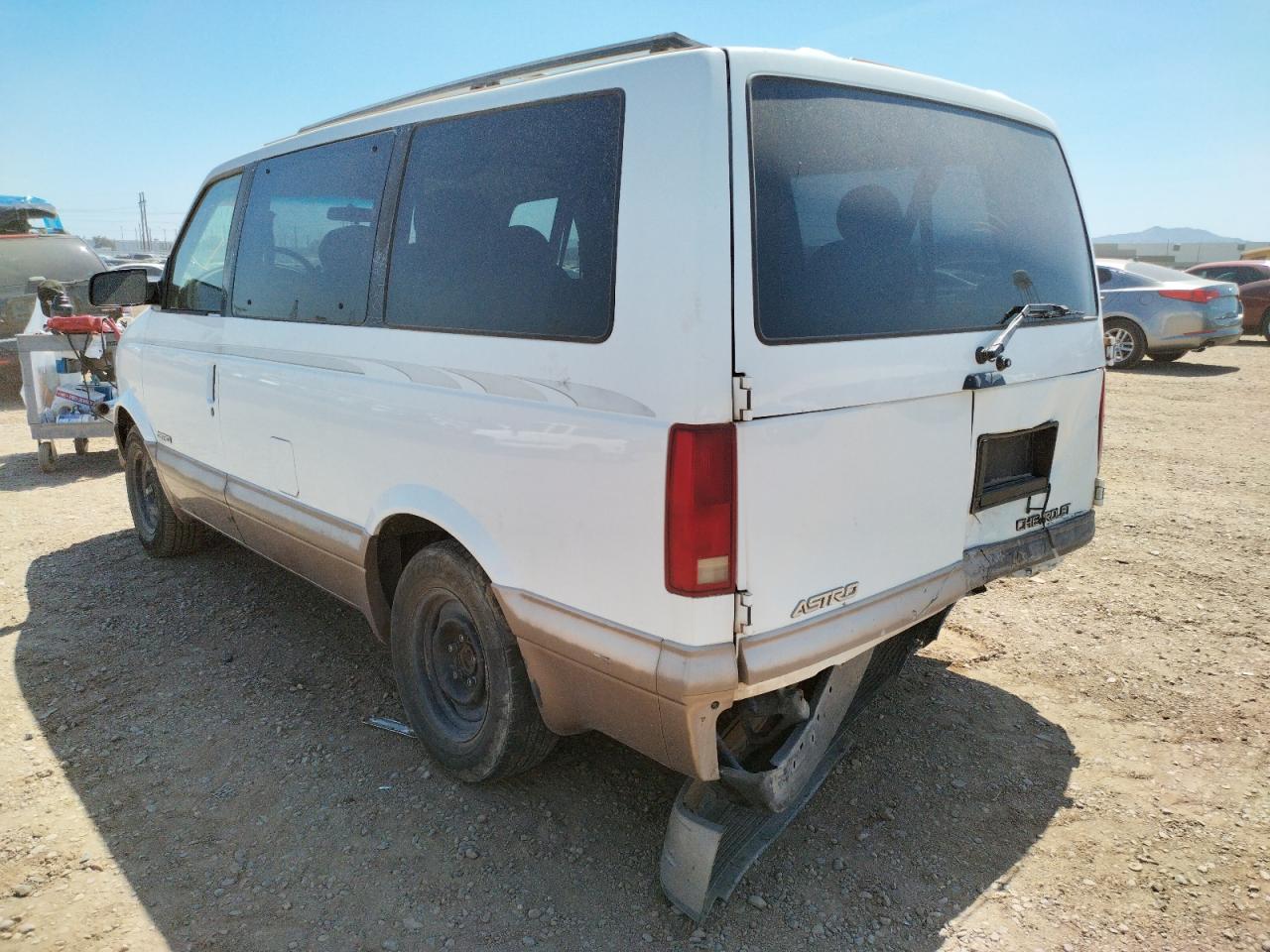 Photo 3 from auction – 2000 CHEVROLET ASTRO with VIN 1GNDM19W9YB117537