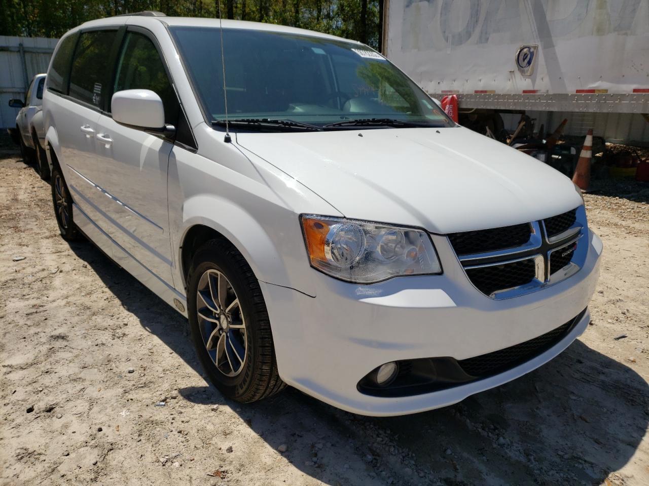 DODGE GRAND CARA 2017 with VIN 2C4RDGCG0HR616635 - Photo from auction