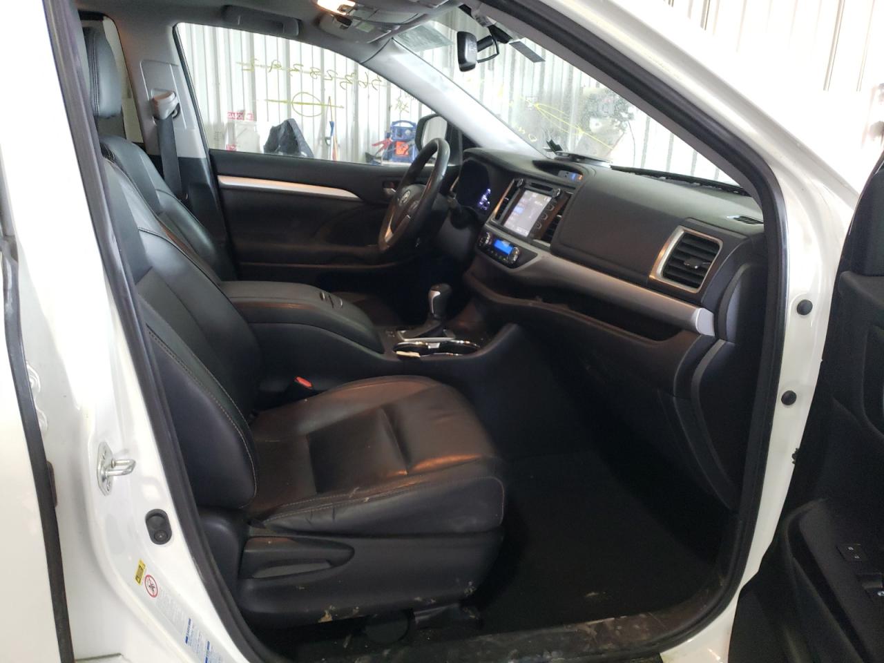 Foto 5 de la subasta – 2015 TOYOTA HIGHLANDER con VIN 5TDJKRFH6FS098828
