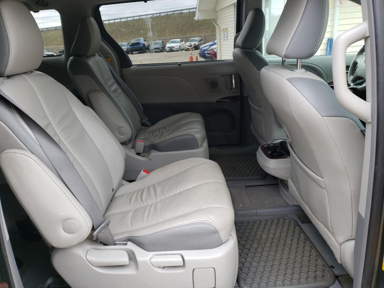 Photo 6 from auction – 2011 TOYOTA SIENNA XLE with VIN 5TDDK3DC5BS020536
