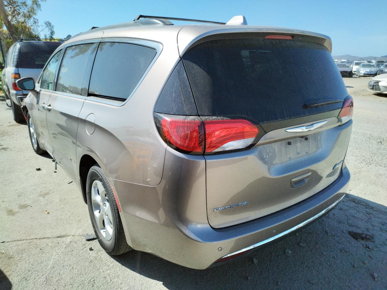 Photo 3 from auction – 2017 CHRYSLER PACIFICA E with VIN 2C4RC1L78HR779131
