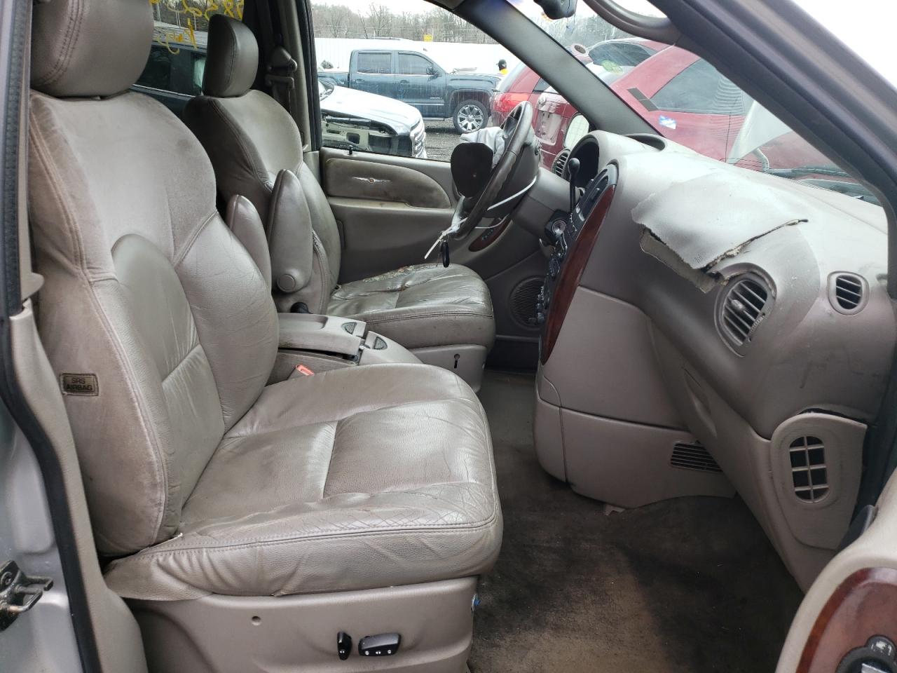Photo 5 from auction – 2001 CHRYSLER TOWN & COU with VIN 2C8GT64L11R148774