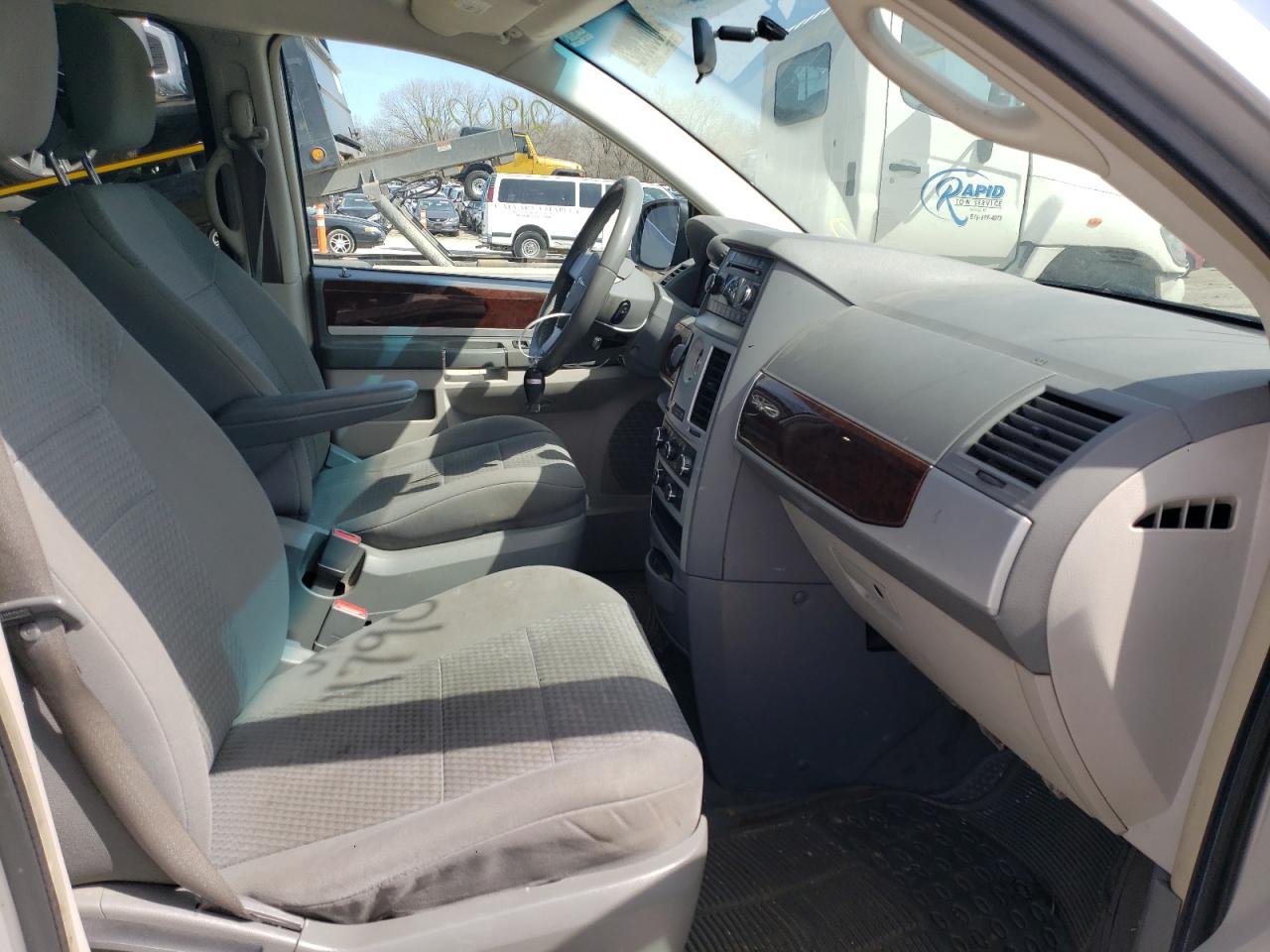Photo 5 from auction – 2010 CHRYSLER TOWN & COU with VIN 2A4RR5D19AR479033