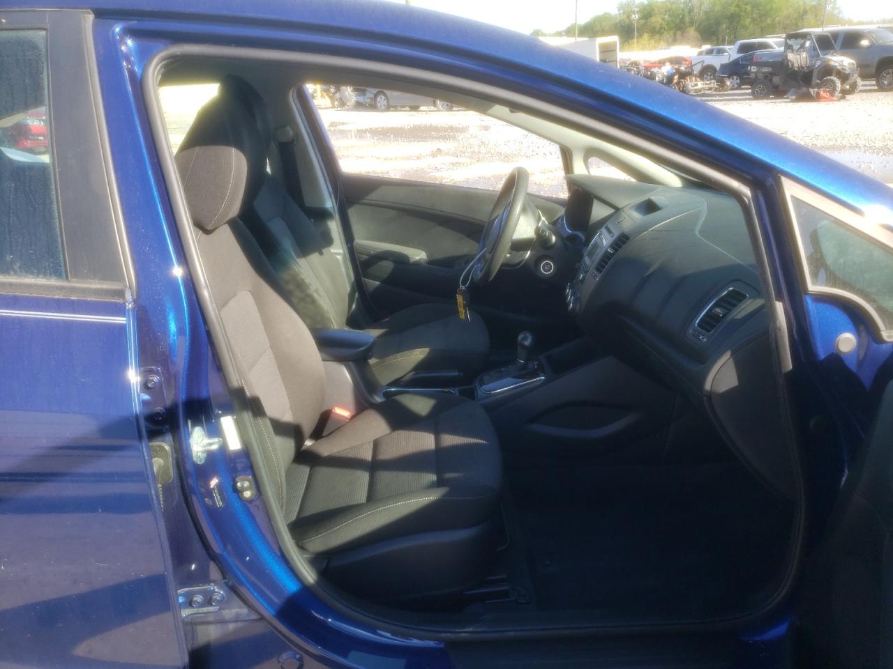 Photo 5 from auction – 2017 KIA FORTE LX with VIN 3KPFK4A75HE136392