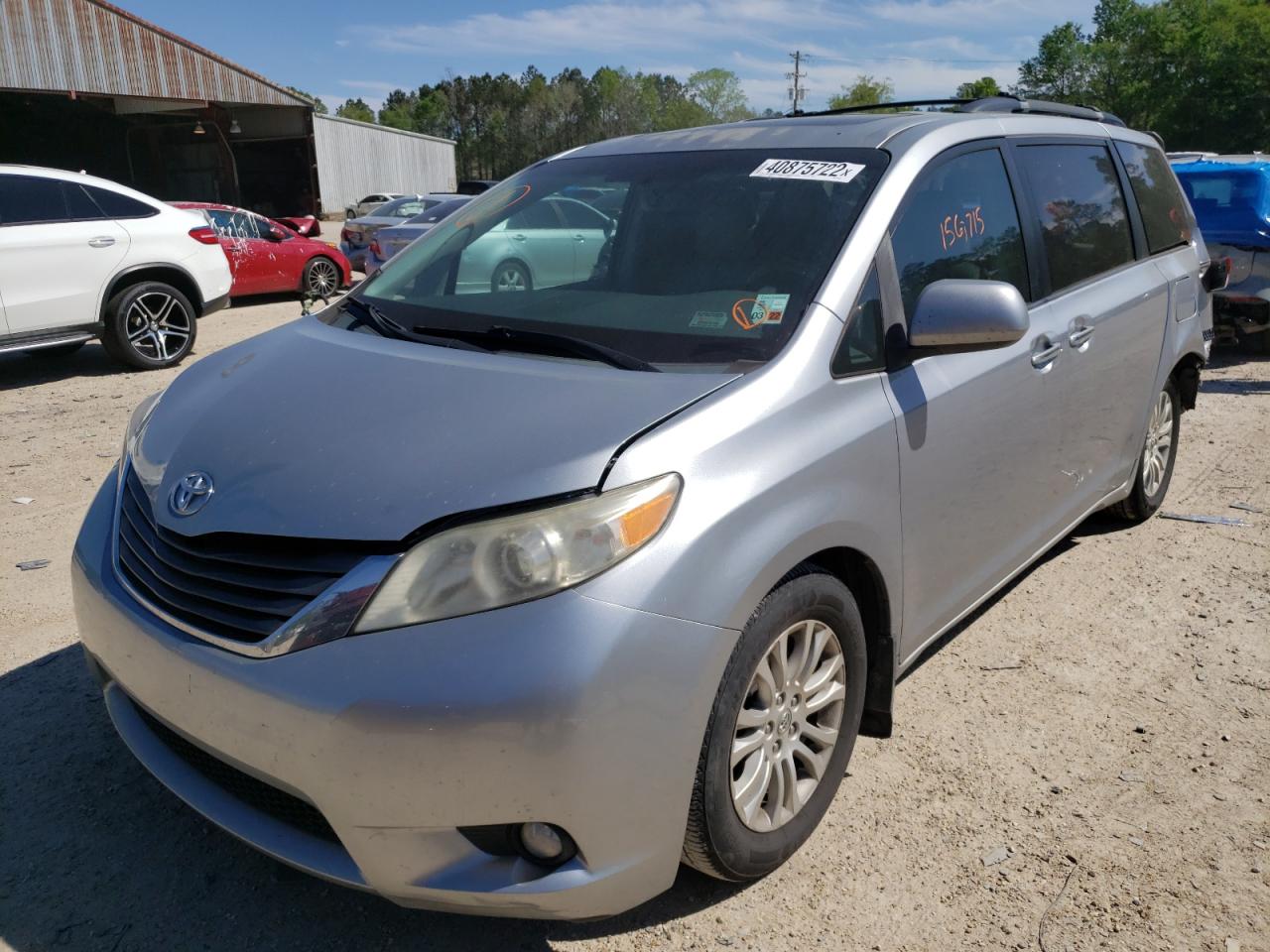 Photo 2 from auction – 2011 TOYOTA SIENNA XLE with VIN 5TDYK3DC8BS099542