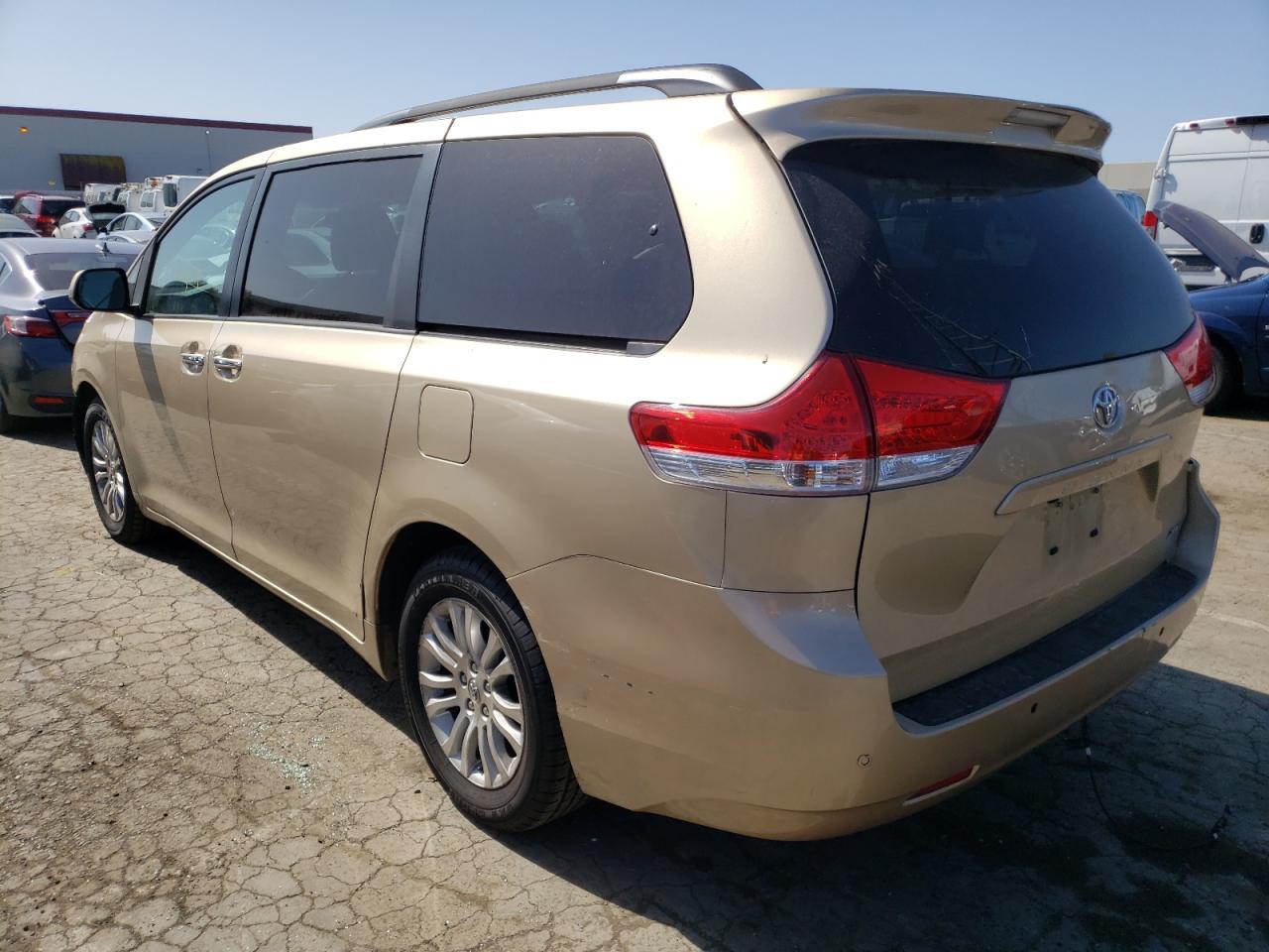 Photo 3 from auction – 2011 TOYOTA SIENNA XLE with VIN 5TDYK3DC5BS078048