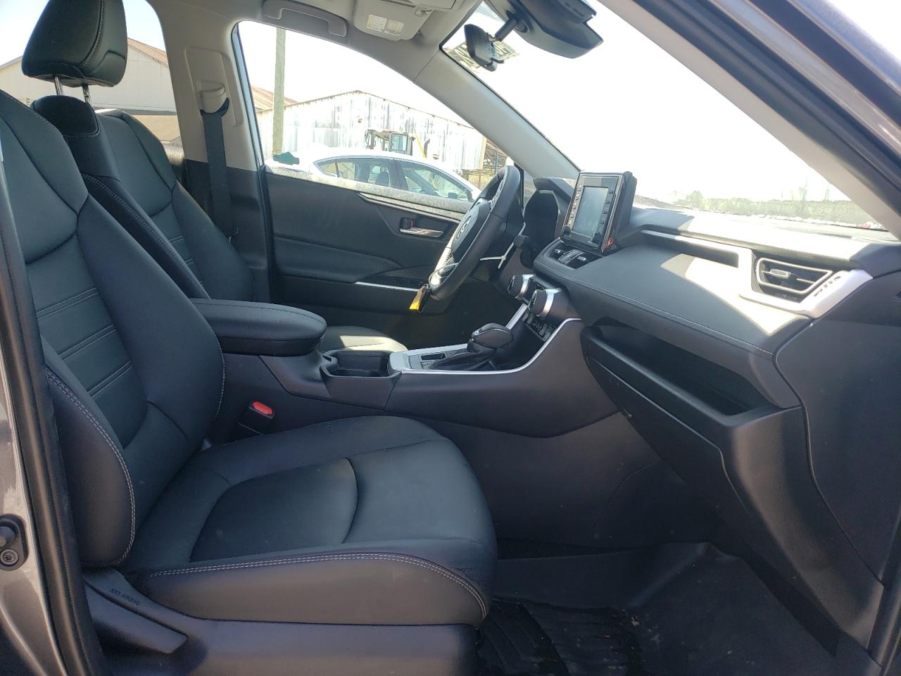 Photo 5 from auction – 2021 TOYOTA RAV4 XLE P with VIN 2T3A1RFVXMC210360