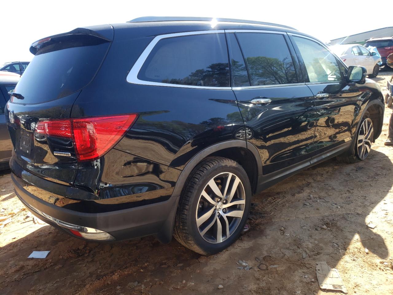 Photo 4 from auction – 2017 HONDA PILOT TOUR with VIN 5FNYF5H92HB007515