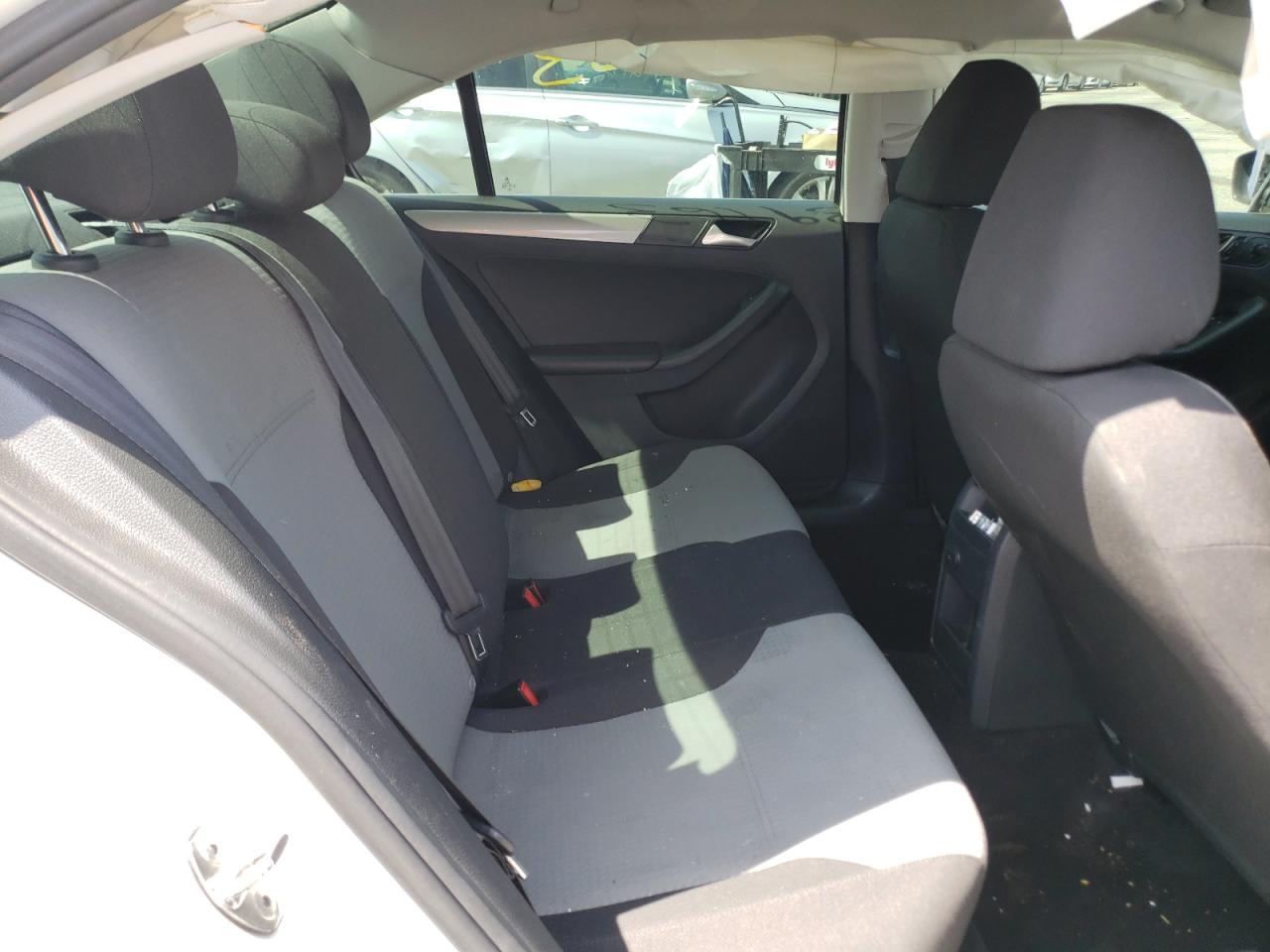 Photo 6 from auction – 2017 VOLKSWAGEN JETTA S with VIN 3VW2B7AJ3HM388012