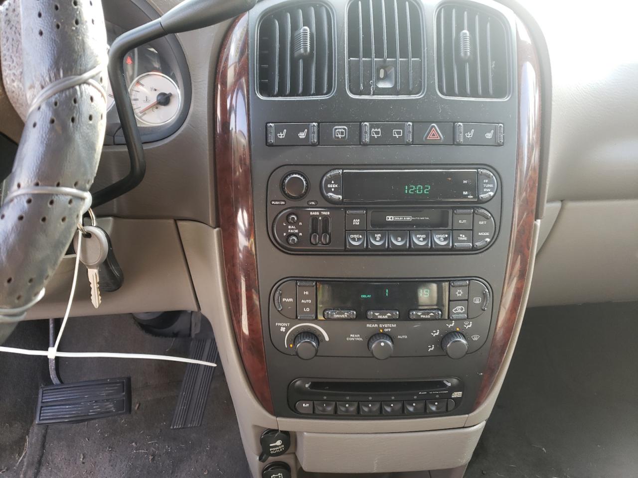 Photo 9 from auction – 2003 CHRYSLER TOWN & COU with VIN 2C8GP64L83R185926