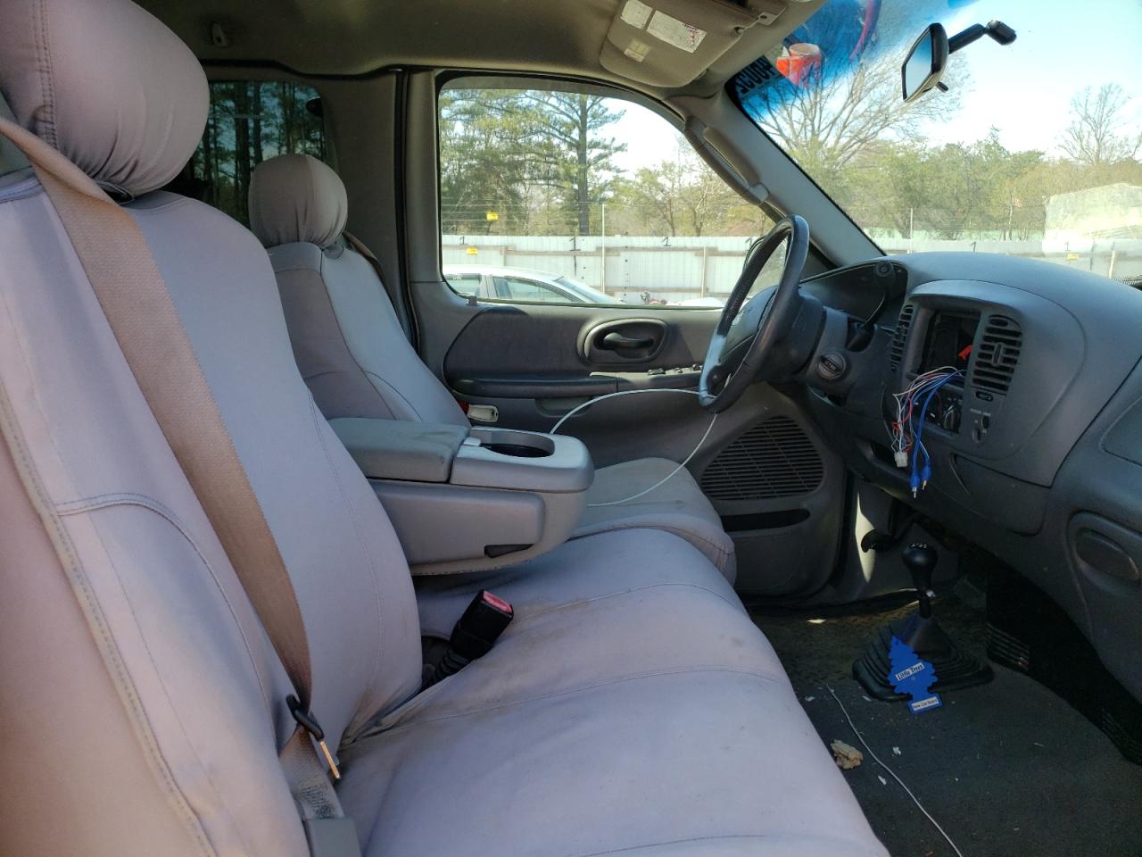 Photo 5 from auction – 2002 FORD F150 with VIN 1FTRX18W22NC08923
