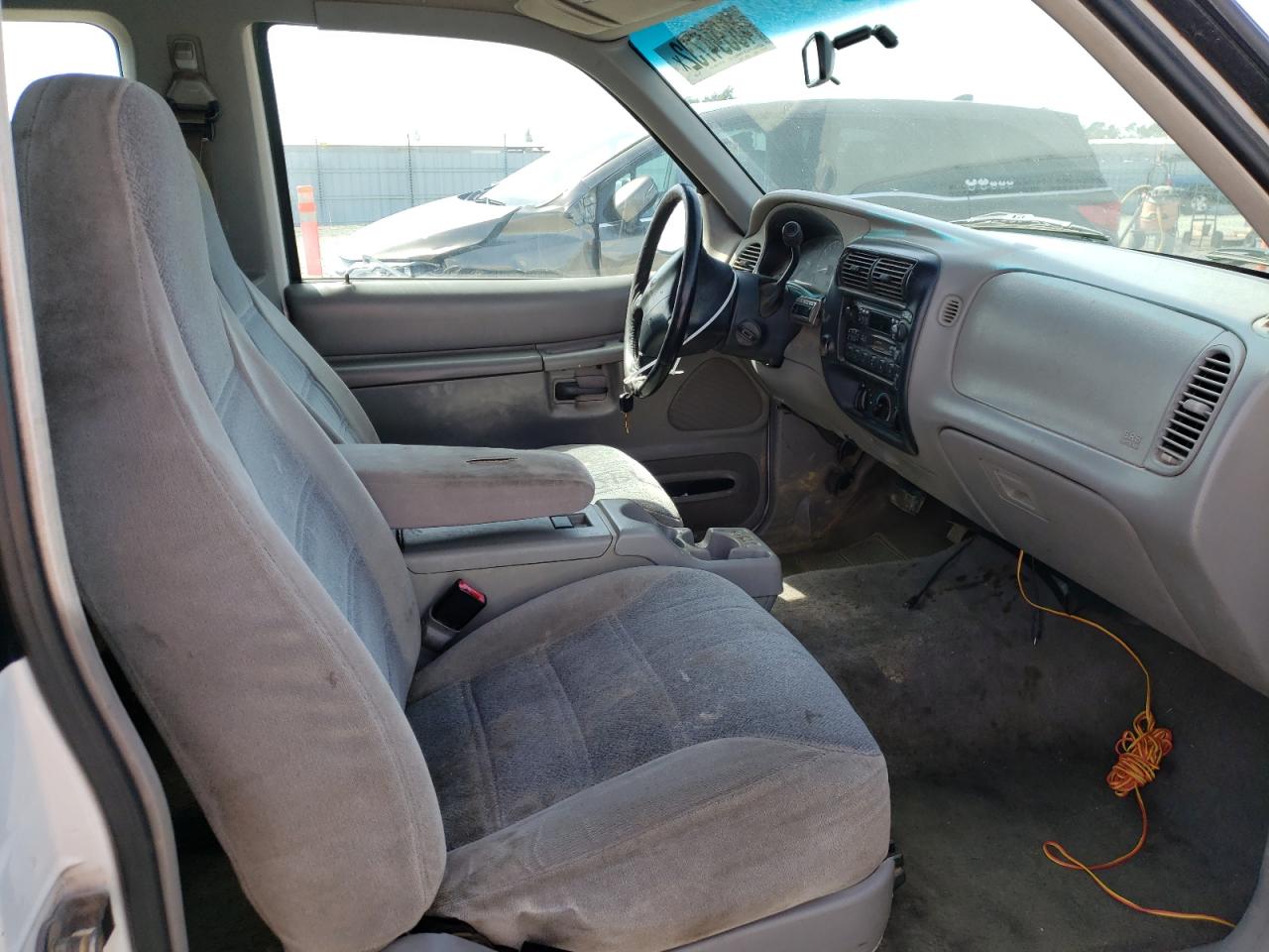 Photo 5 from auction – 2000 FORD EXPLORER S with VIN 1FMYU60E4YUA59140