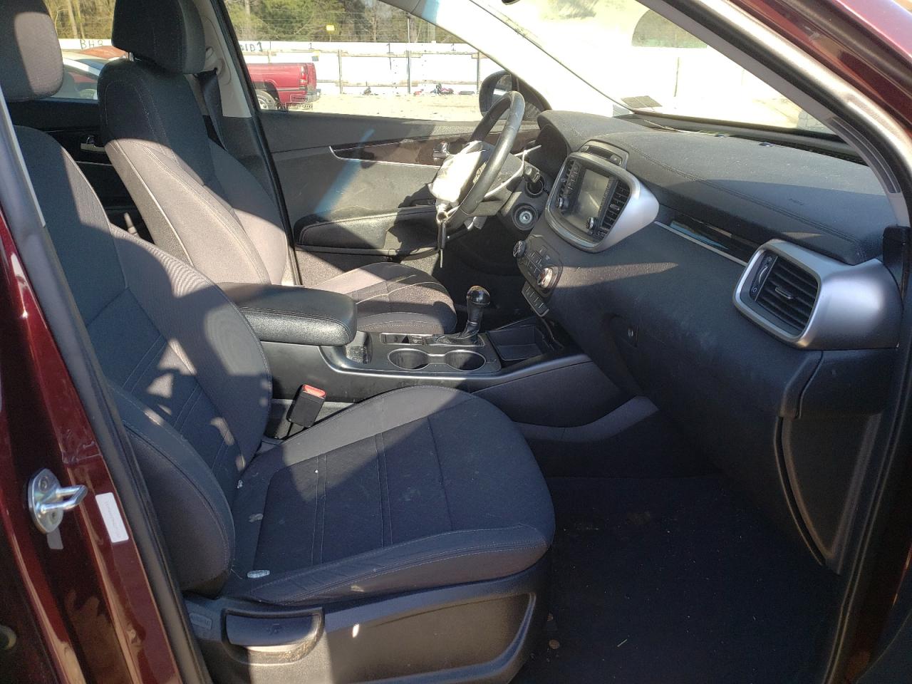Photo 5 from auction – 2017 KIA SORENTO LX with VIN 5XYPG4A39HG277553