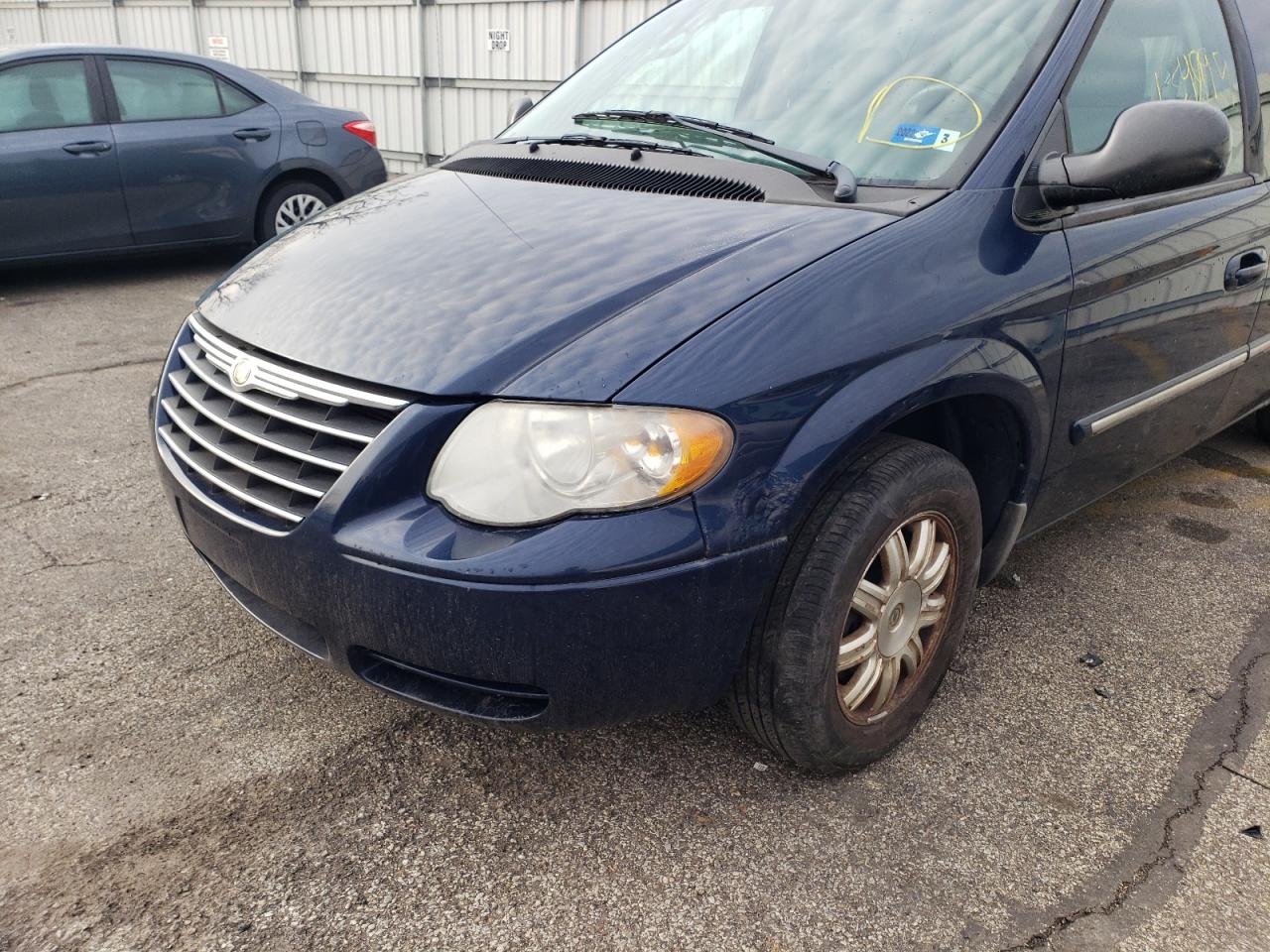 Photo 9 from auction – 2006 CHRYSLER TOWN & COU with VIN 2A4GP54L86R786568
