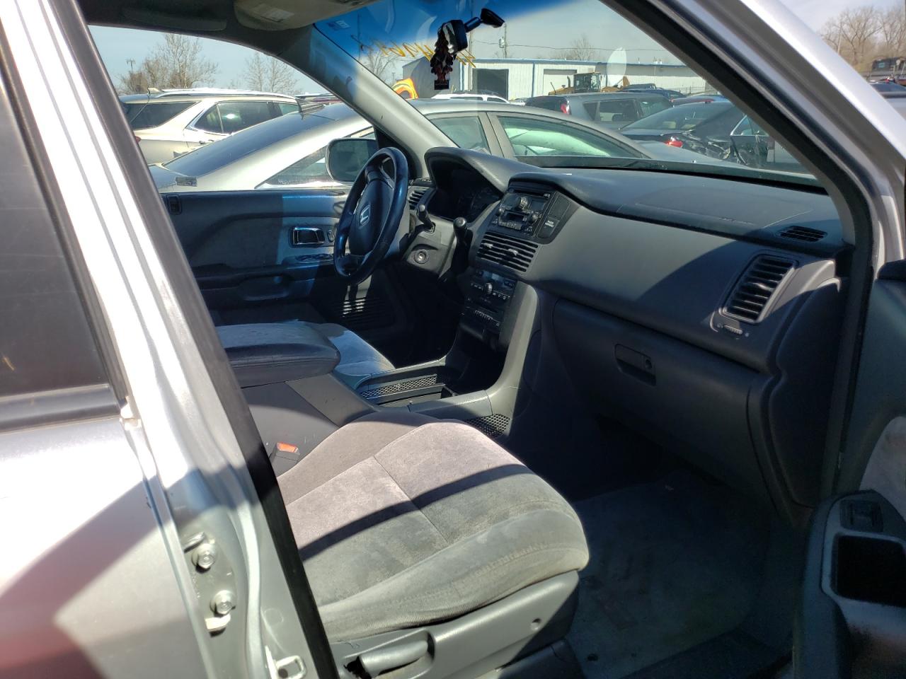 Photo 5 from auction – 2005 HONDA PILOT EX with VIN 2HKYF18455H516802