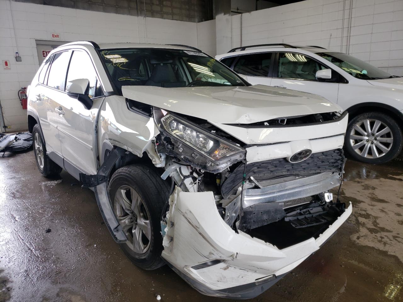 Photo 1 from auction – 2019 TOYOTA RAV4 XLE with VIN JTMW1RFV2KD005839