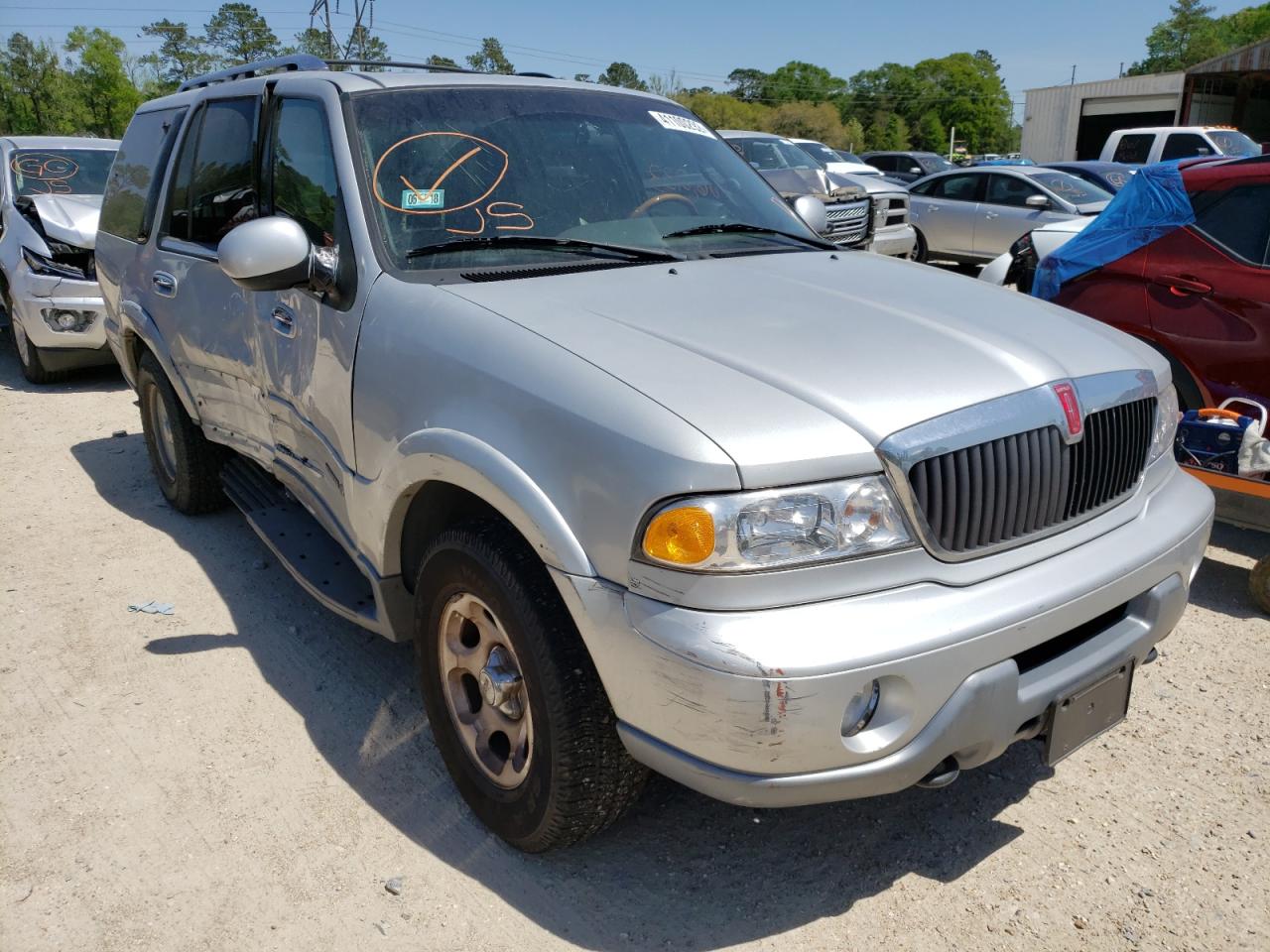 LINCOLN NAVIGATOR 2000 with VIN 5LMFU28A9YLJ25119 - Photo from auction