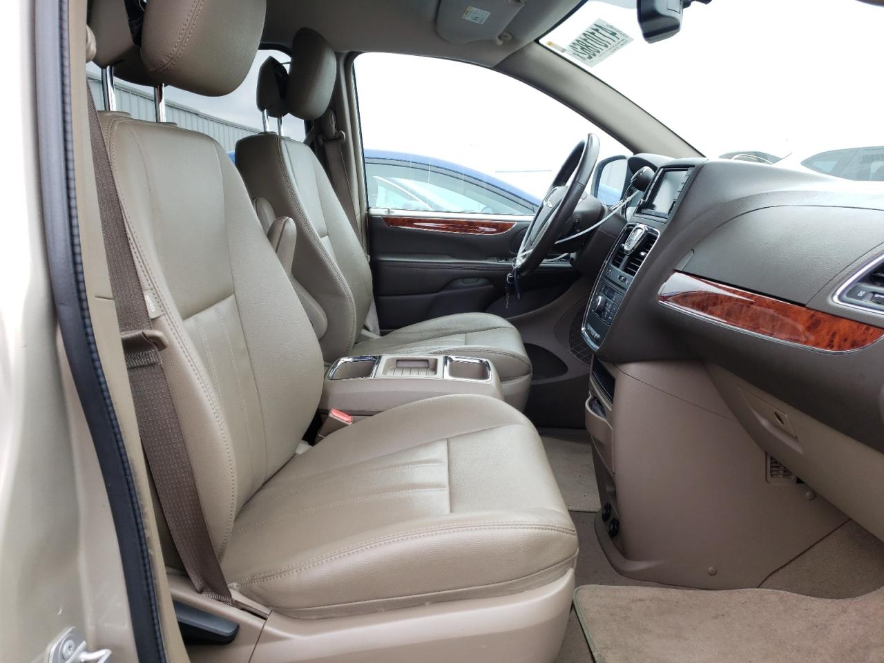 Photo 5 from auction – 2016 CHRYSLER TOWN & COU with VIN 2C4RC1BG3GR215631
