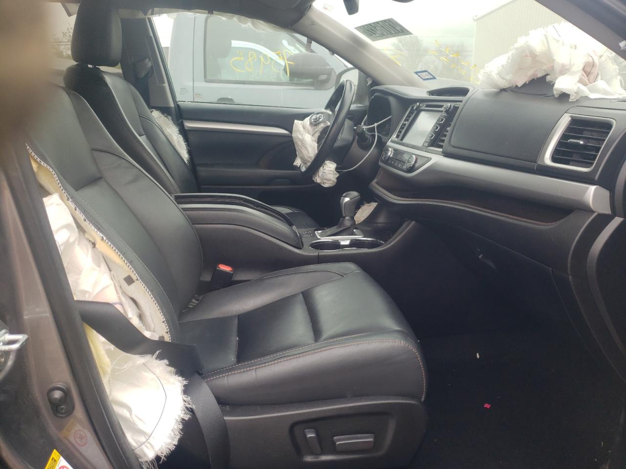 Photo 5 from auction – 2017 TOYOTA HIGHLANDER with VIN 5TDKZRFH4HS520453
