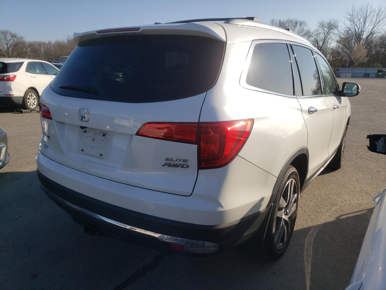 Photo 4 from auction – 2017 HONDA PILOT ELIT with VIN 5FNYF6H04HB098858
