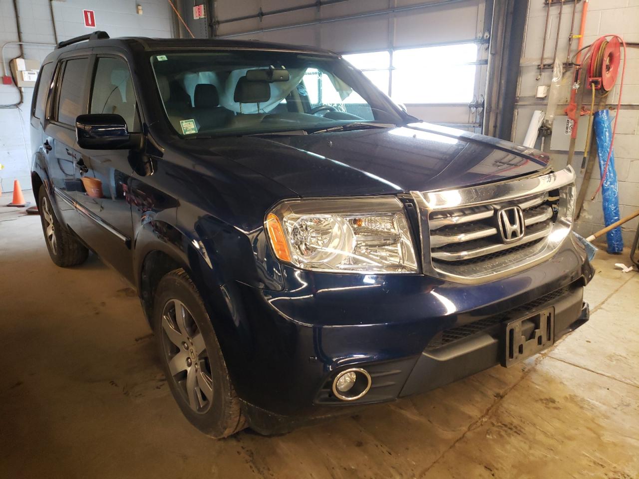HONDA PILOT TOUR 2015 with VIN 5FNYF4H93FB025304 - Photo from auction